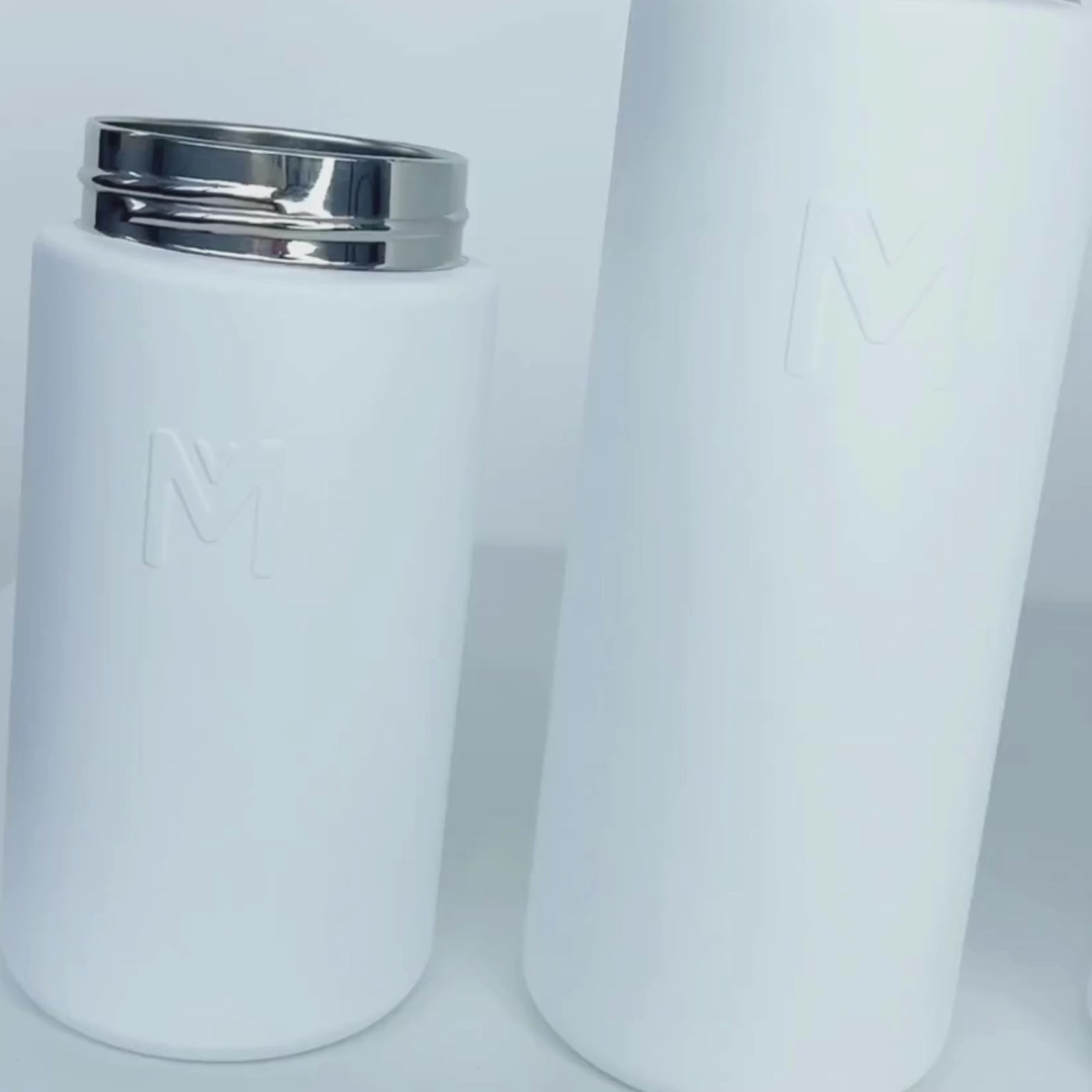 Load video: Montii 1L Bottle Sipper -- Blizzard